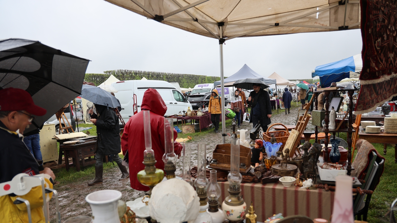 Chambord Flea Market: the hunt for a rare item